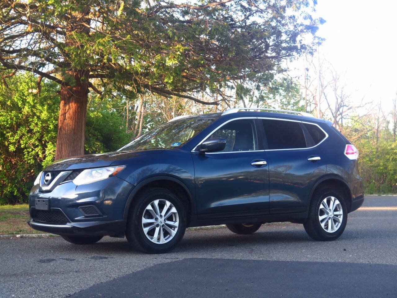 Used 2016 Nissan Rogue SV AWD/4WD image 1