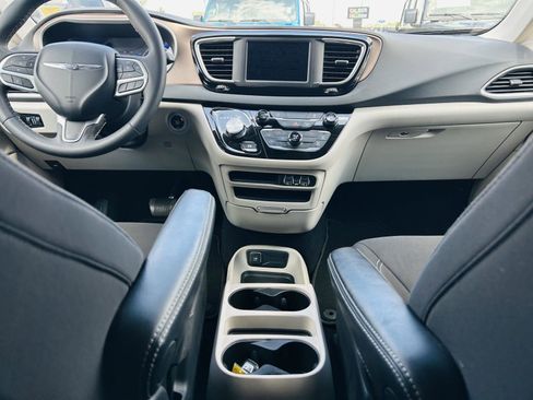 Used 2023 Chrysler Voyager LX FWD image 21
