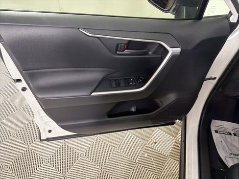 Used 2022 Toyota RAV4 LE AWD/4WD image 10