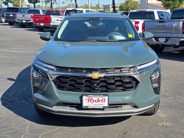 Used 2025 Chevrolet Trax LT FWD image 2