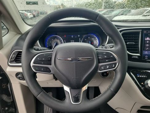 Used 2024 Chrysler Pacifica Touring-L FWD image 26