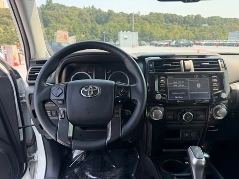 Used 2022 Toyota 4Runner TRD Off-Road AWD/4WD image 13