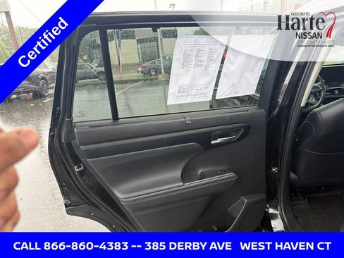 Used 2024 Toyota Highlander XLE AWD/4WD image 16