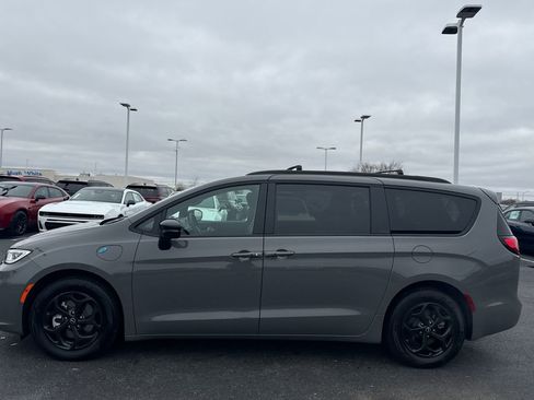 Used 2025 Chrysler Pacifica Premium image 6
