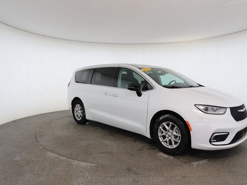 Used 2024 Chrysler Pacifica Touring-L image 26