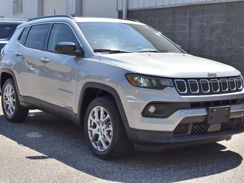 Used 2022 Jeep Compass Latitude w/ Sun and Sound Group AWD/4WD image 2