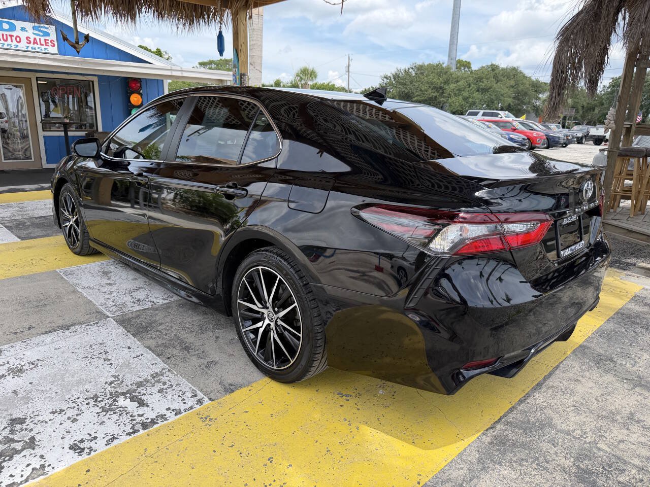 Used 2022 Toyota Camry SE FWD image 7