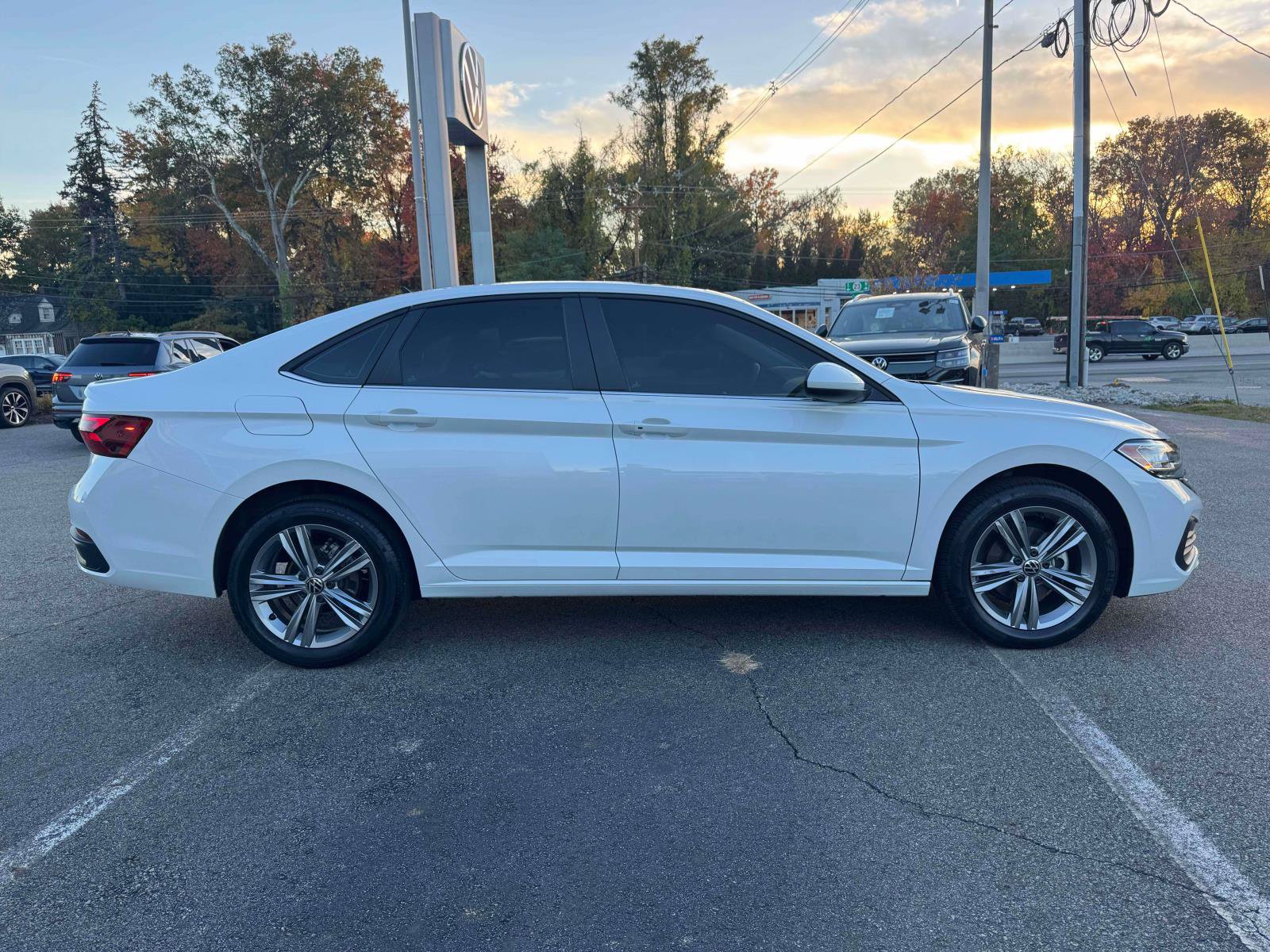 Used 2024 Volkswagen Jetta SE w/ Panoramic Sunroof Package FWD image 5