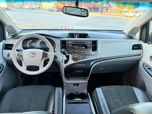 Used 2014 Toyota Sienna SE FWD image 14