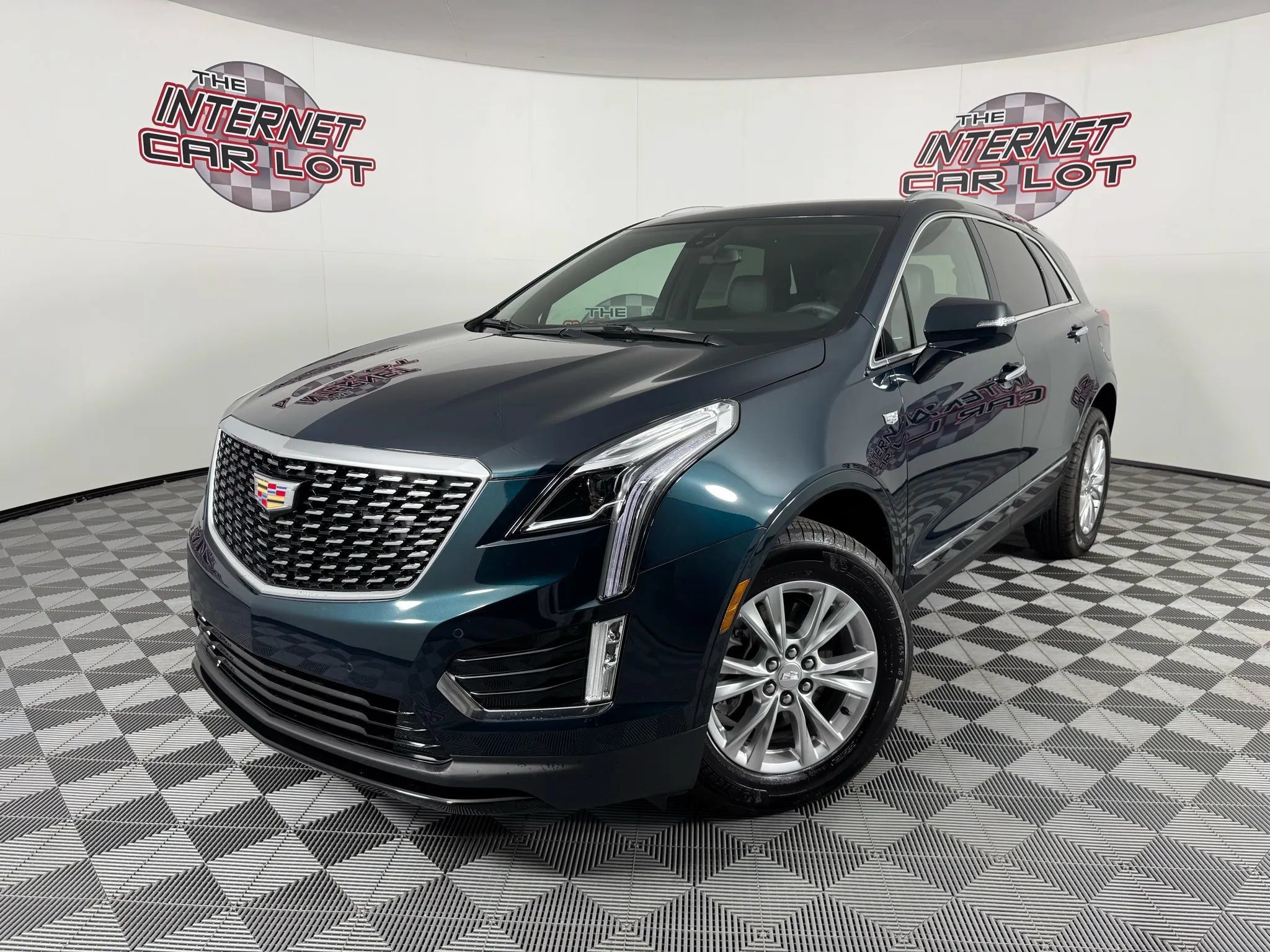 Used 2025 Cadillac XT5 Luxury w/ LPO, Floor Liner Package AWD/4WD image 1