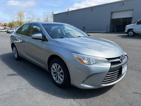 Used 2017 Toyota Camry LE FWD image 8
