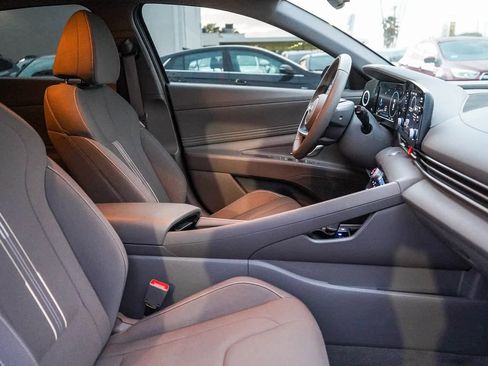 Certified 2022 Hyundai Elantra SEL w/ Convenience + Premium Package image 16