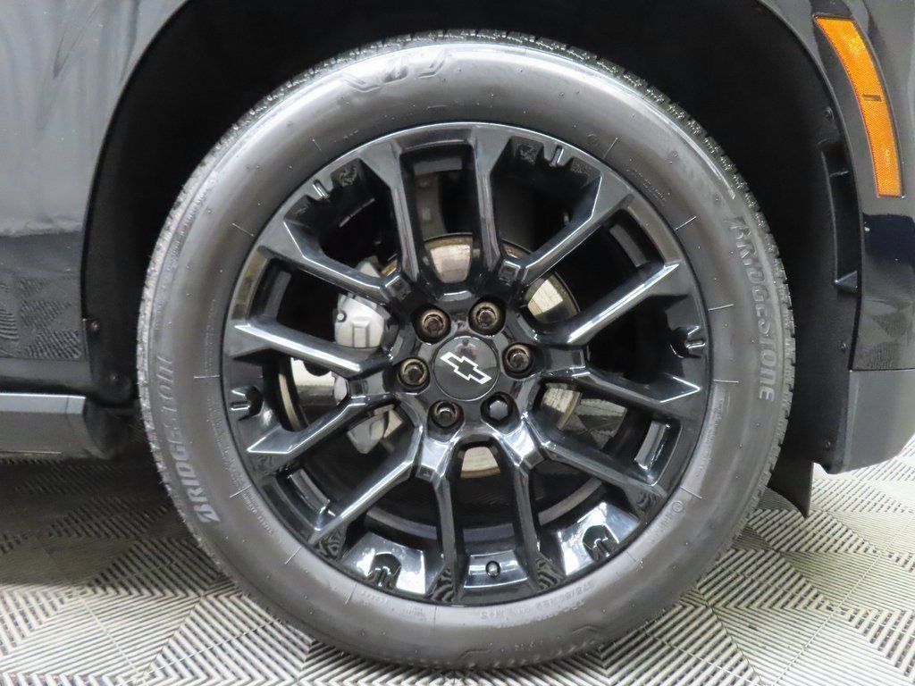 Used 2025 Chevrolet Suburban High Country AWD/4WD image 8