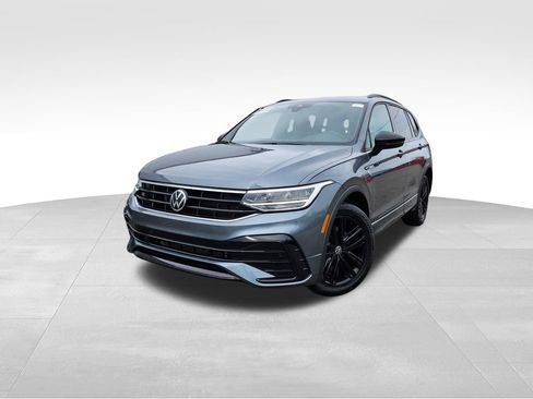 Certified 2022 Volkswagen Tiguan SE R-Line image 3