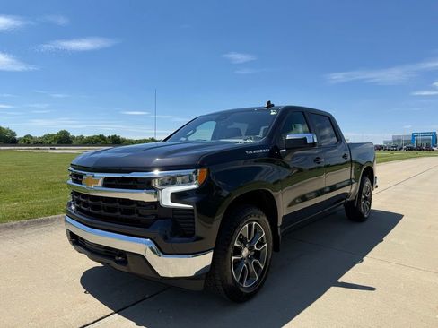 Used 2024 Chevrolet Silverado 1500 LT AWD/4WD image 9