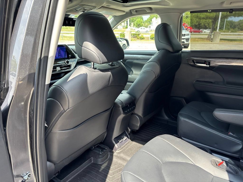 Used 2024 Toyota Highlander Limited AWD/4WD image 16