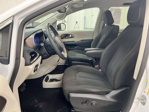 Used 2023 Chrysler Voyager LX FWD image 19