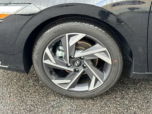 Used 2025 Hyundai Elantra SEL image 11