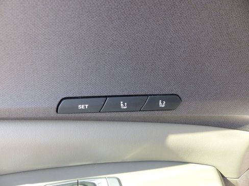 Used 2025 Kia Carnival EX FWD image 20
