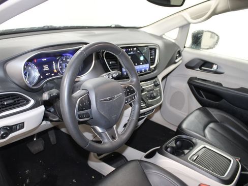 Used 2024 Chrysler Pacifica Touring-L FWD image 21
