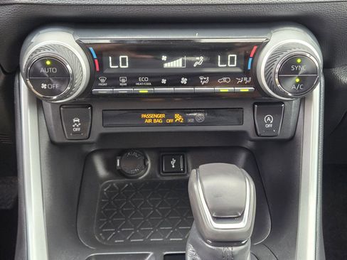 Used 2022 Toyota RAV4 XLE Premium image 22