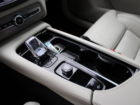 Used 2025 Volvo XC90 B6 Ultra w/ Lounge Package image 28