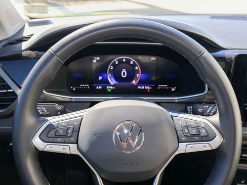 Certified 2025 Volkswagen Taos SE image 21