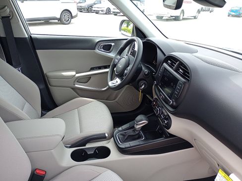 Used 2025 Kia Soul LX w/ LX Technology Package image 7