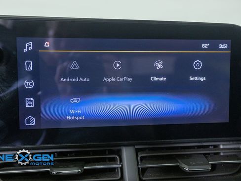 Used 2025 Chevrolet Trax LT FWD image 17