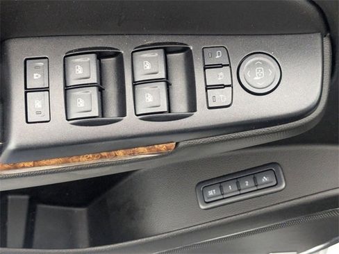 Used 2017 Chevrolet Suburban Premier image 12