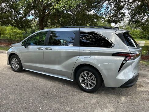 Used 2025 Toyota Sienna XLE FWD image 4