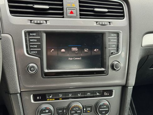 Used 2016 Volkswagen e-Golf SE w/ DC Fast Charging Package image 23