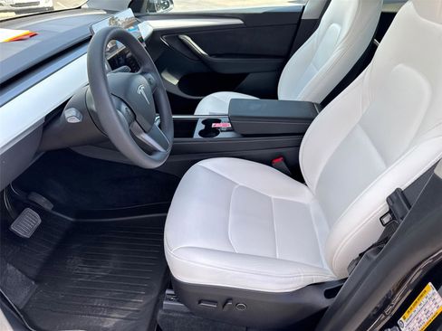 Used 2025 Tesla Model Y Long Range image 29