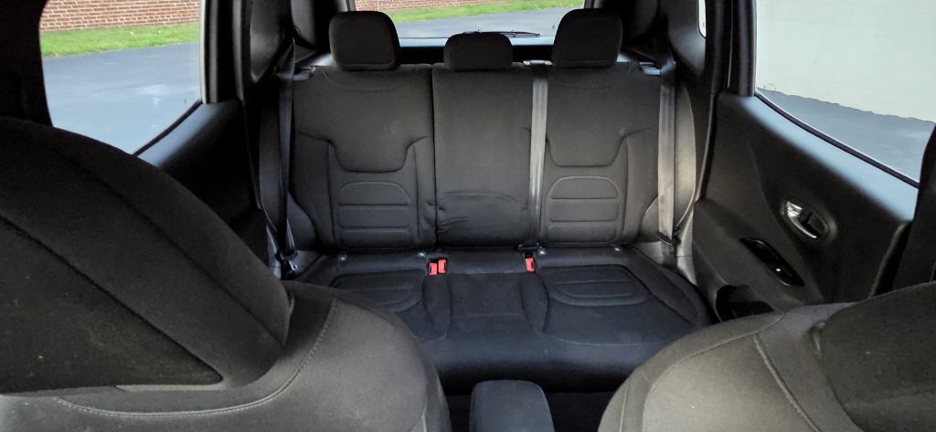 Used 2021 Jeep Renegade Latitude w/ Luxury Group I AWD/4WD image 8