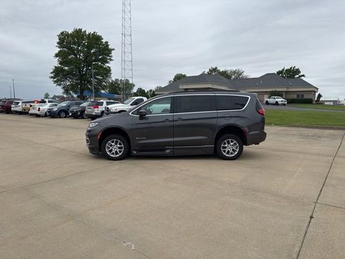 Used 2022 Chrysler Pacifica Touring-L FWD image 4