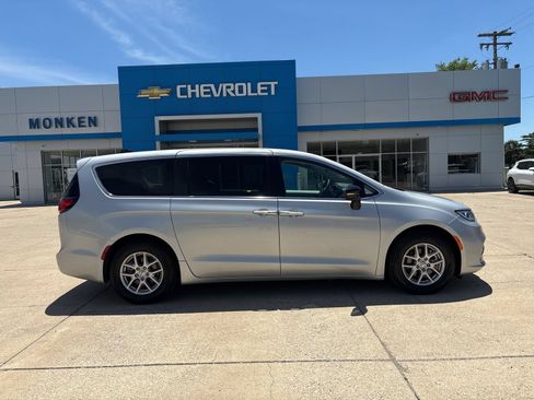 Used 2024 Chrysler Pacifica Touring-L FWD image 2