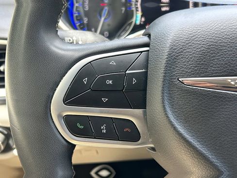 Used 2023 Chrysler Pacifica Touring-L FWD image 33