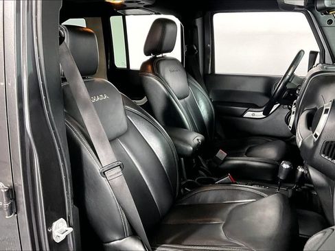 Used 2017 Jeep Wrangler Unlimited Sahara w/ Dual Top Group AWD/4WD image 7