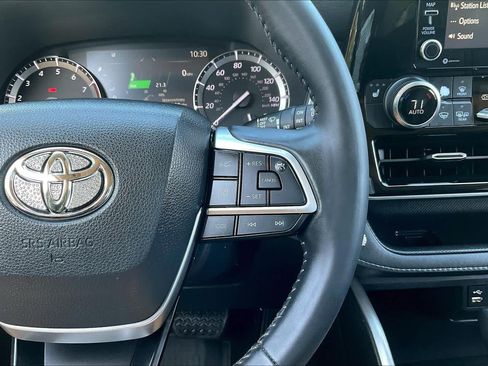 Used 2022 Toyota Highlander XLE FWD image 25