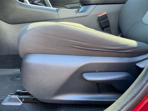 Used 2019 Toyota RAV4 XLE AWD/4WD image 17