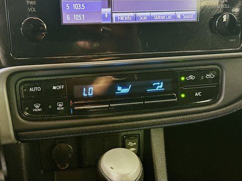Used 2018 Toyota Corolla SE FWD image 22