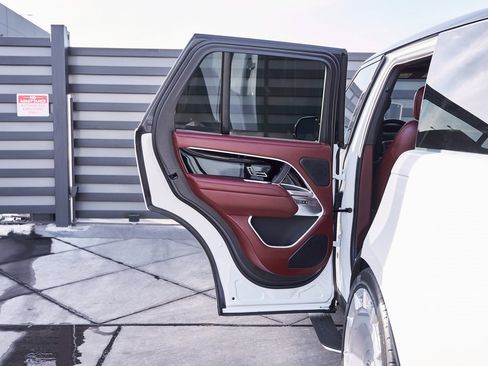 Used 2025 Land Rover Range Rover SE image 25