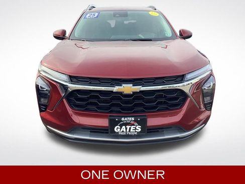 Used 2025 Chevrolet Trax LT w/ LT Convenience Package image 3