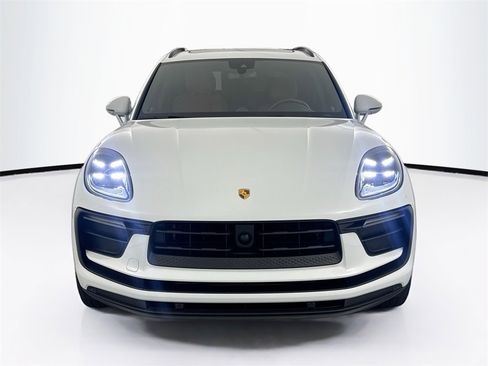 Used 2024 Porsche Macan image 2