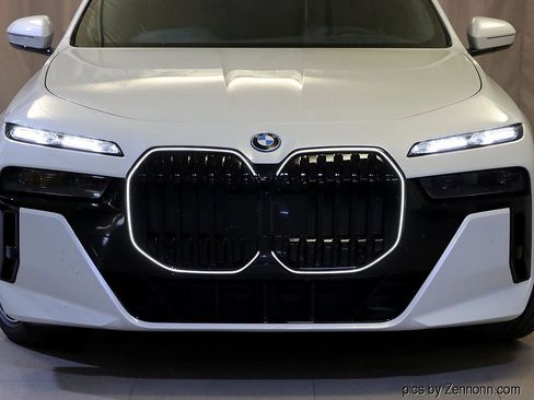 Used 2026 BMW 750e xDrive image 6