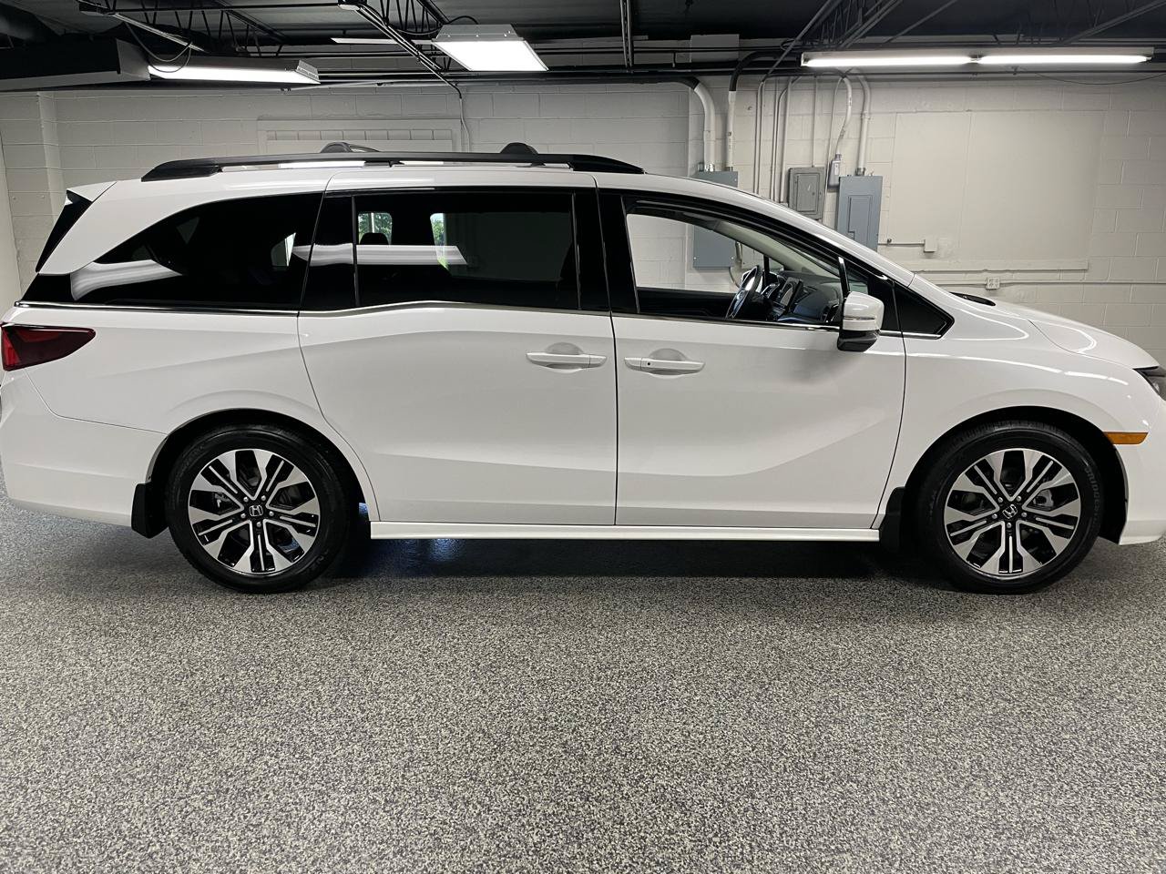 Used 2026 Honda Odyssey Elite image 4