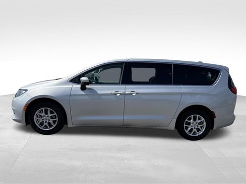 Used 2023 Chrysler Voyager LX FWD image 2