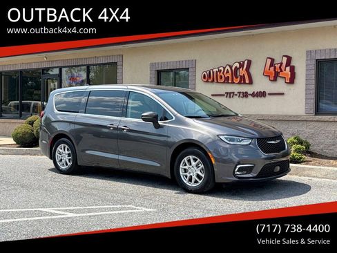 Used 2023 Chrysler Pacifica Touring-L FWD image 1
