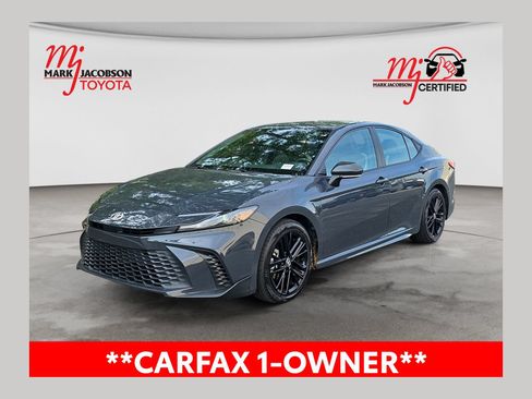 Used 2025 Toyota Camry SE FWD image 1