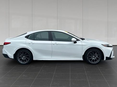 Used 2025 Toyota Camry SE AWD/4WD image 6